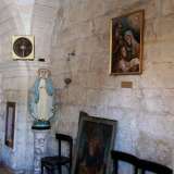 Su una colonna in marmo su cui sono incisi due angioletti � posizionata la statua della Madonna. Sulla parere vi � un quadro su cui sono rappresentati San Gioacchino, Sant' Anna e la Vergine da bambina e un altro quadro che rappresenta la Madonna del Santo Rosario
